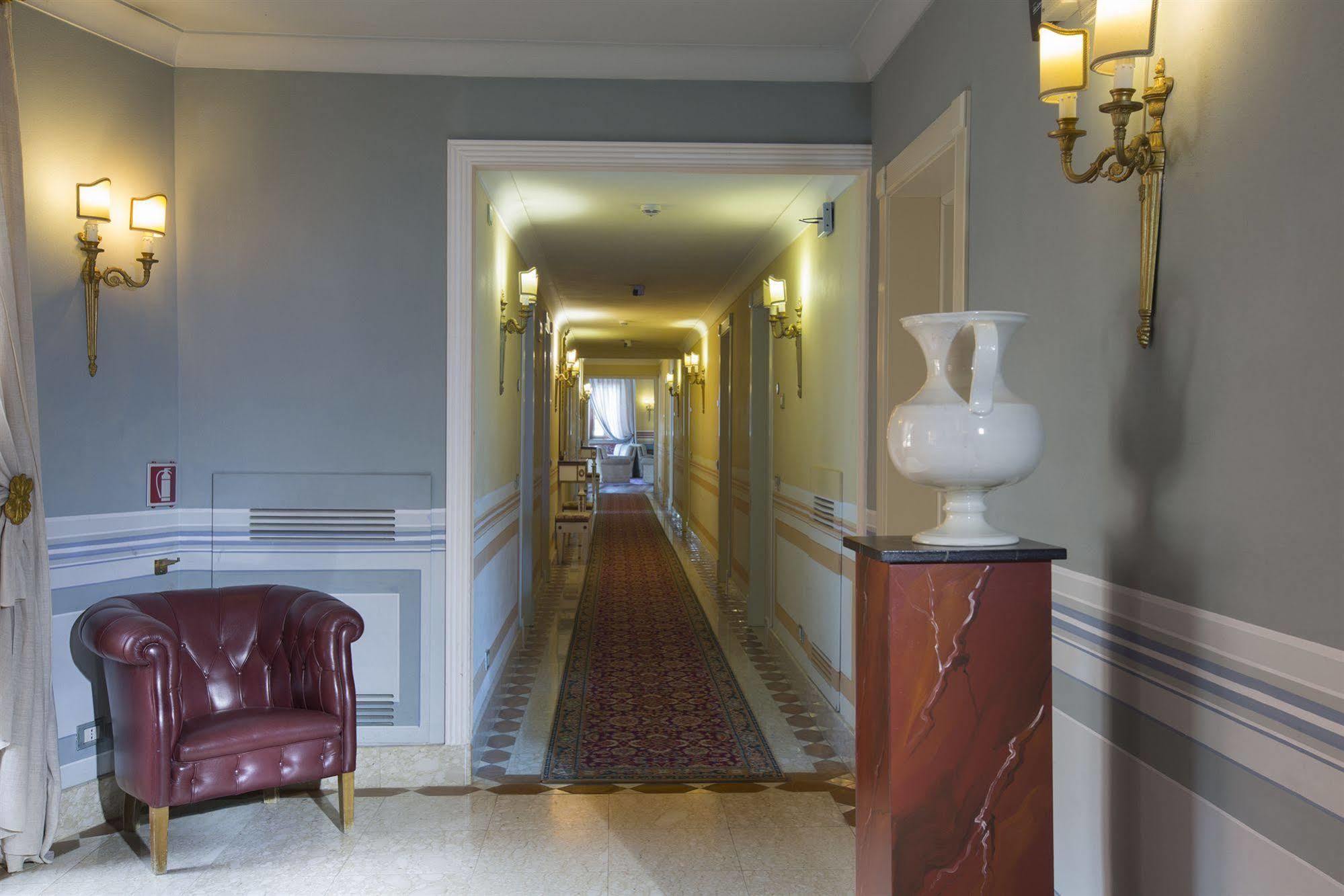 Il Piccolo Castello Hotel มอนเตริจโจนี ภายนอก รูปภาพ